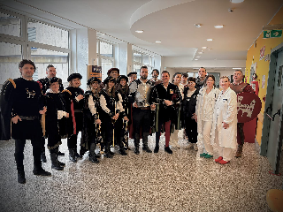 Ascoli Piceno - La Quintana porta doni e sorrisi al reparto di pediatria del Mazzoni